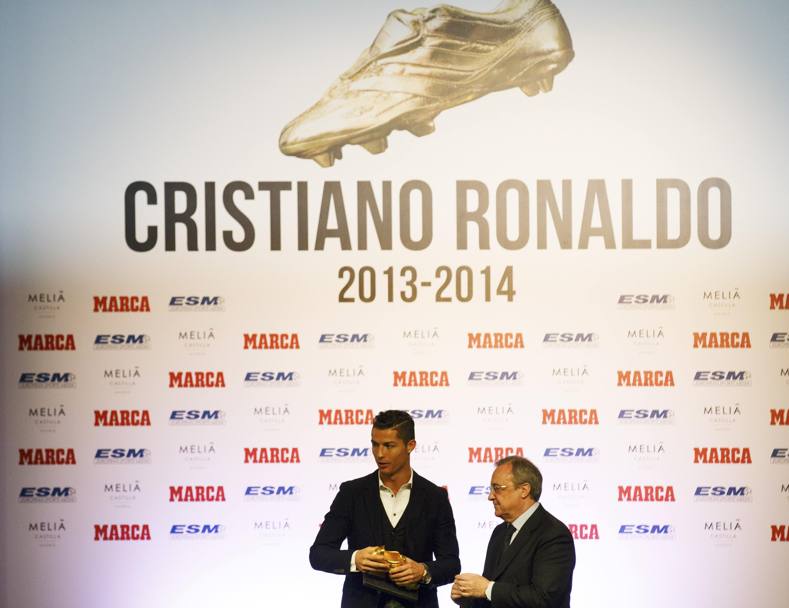 Cristiano Ronaldo riceve la Scarpa d’oro 2014 dalle mani del presidente del Real Madrid Florentino Perez (Reuters)